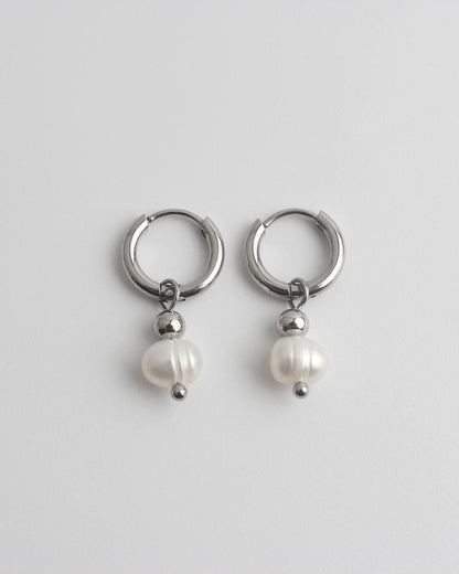 Veerle Stunning Pearl White Earrings
